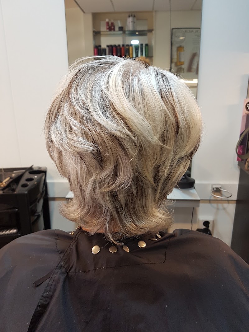 Korte coupe met volume, gefotografeerd in de salon